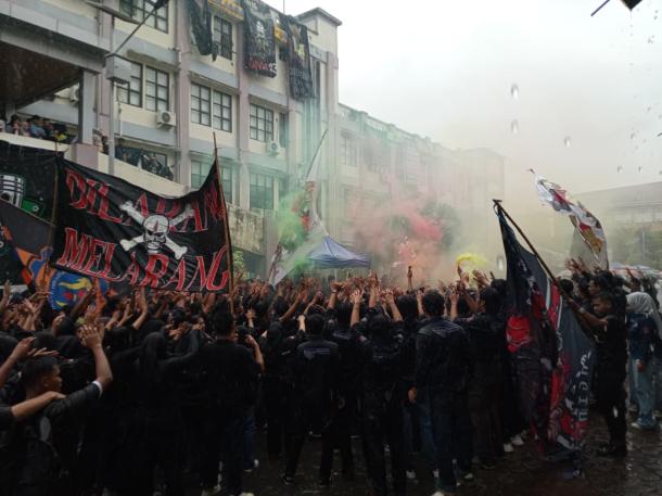 Meski Hujan, Antusiasme Mahasiswa Fakultas Teknik UNP Warnai Arak-arakan Wisuda