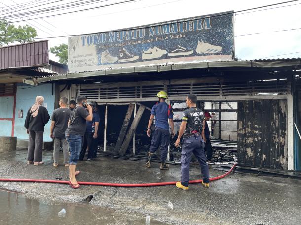 Kebakaran Melanda Ruko Simpang Cendrawasih Diduga Korsleting Listrik.