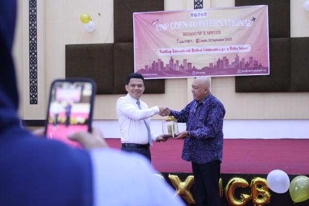 UNP dan UCB Malaysia Pererat Kerja Sama lewat UNP Goes to International