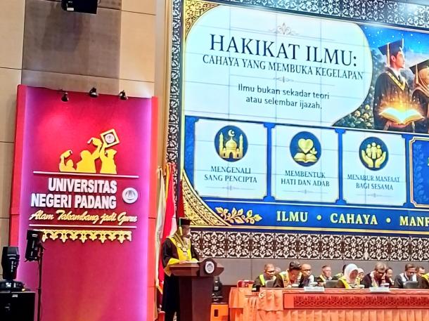 UNP Resmi Kukuhkan 701 Wisudawan , Rektor UNP Tekankan Ilmu dan Integritas