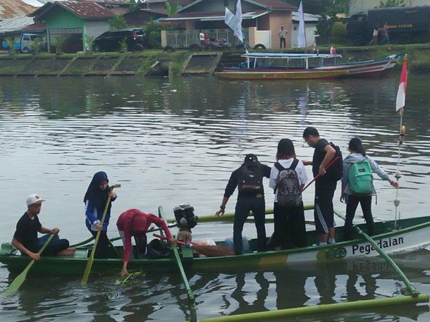 Aksi Gerakan Sungai Bersih, BUMN Sumbar Bersihkan Sungai Batang Arau