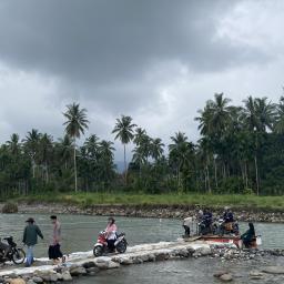 Jembatan Darurat Anduriang Roboh, Warga Gunakan Rakit untuk Menyeberang