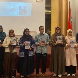 Direktur Pusat Riset Kearifan Lokal UNP Luncurkan Buku Lapau, Surau, dan Pasa