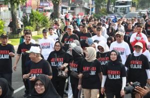 Pelaksanaan Kegiatan Jalan Sehat Merdeka Belajar UNP di Hari Pendidikan Nasional